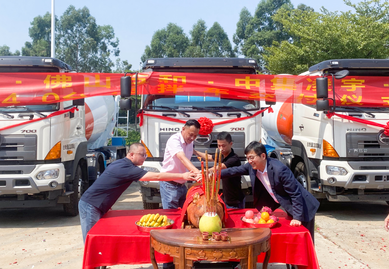 喜氣洋洋共相聚，40臺(tái)凌宇攪拌車交付大客戶！