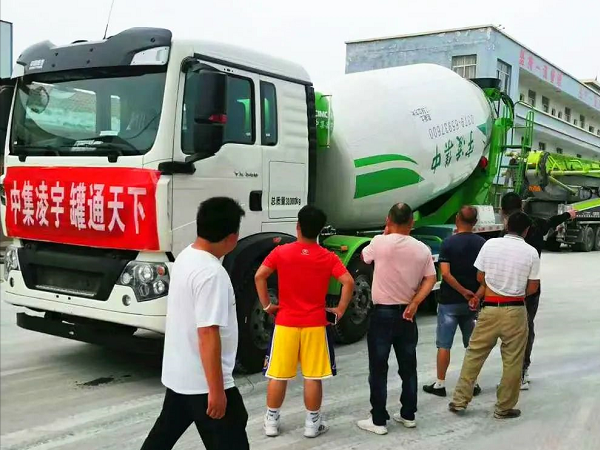 開(kāi)攤啦！凌宇攪拌車(chē)“擺攤兒”湖北，客戶當(dāng)場(chǎng)下單！