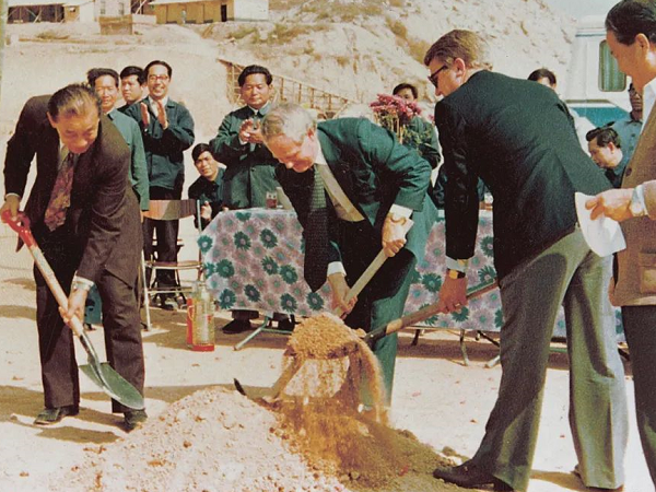 人民日報 | 麥伯良：敢闖敢試，泥路走成幸福路