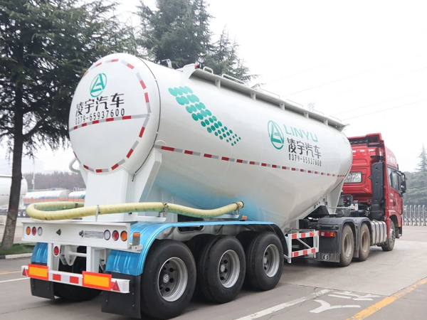 “小白罐”喜迎新搭檔，六大優(yōu)勢帶你揭秘專用牽引車