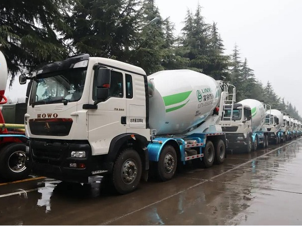 春雨濛濛，氣勢如虹！凌宇攪拌車震撼發(fā)車！