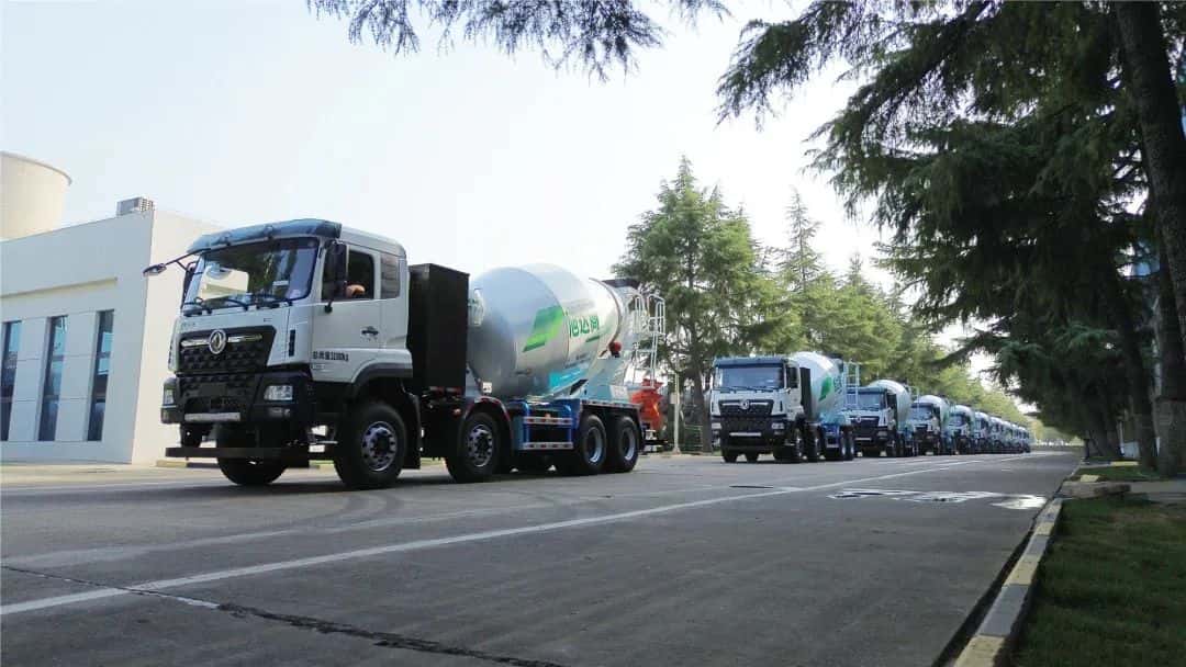 馭風(fēng)而行，中集車輛15臺(tái)新能源攪拌車駛?cè)牒?，繪就荊楚生態(tài)長卷